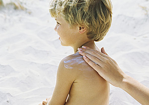 小男孩,海滩,防晒霜,肩部,母亲