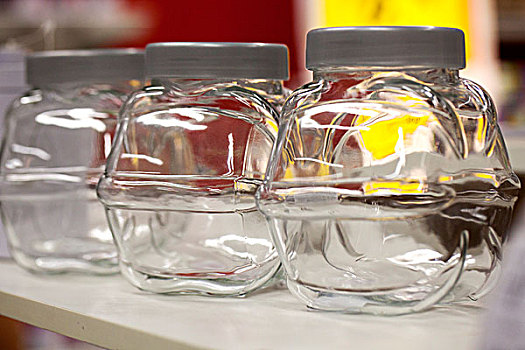 橱柜中放在三个透明的玻璃罐
