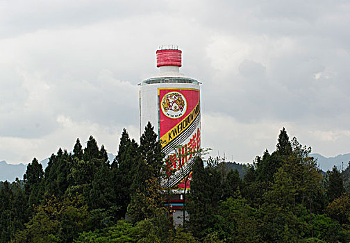 世界最大的茅台酒瓶实物广告建筑