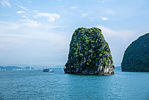 越南广宁鸿基市下龙湾海上石林