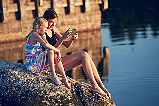 女孩,手机,湖
