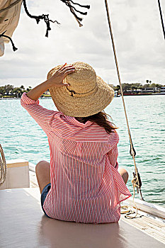 中年,女人,坐,甲板,帆船,拿着,帽子,后视图