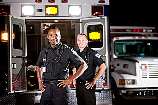 美国黑人,医护人员,站立,靠近,救护车,同事