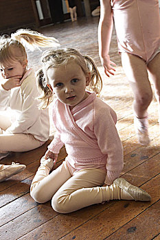 女孩,坐,特写,序列,人,孩子,幼儿,3岁,群体,芭蕾舞团,跳芭蕾,衣服,粉色,芭蕾舞鞋,休闲,爱好,室内,跳舞