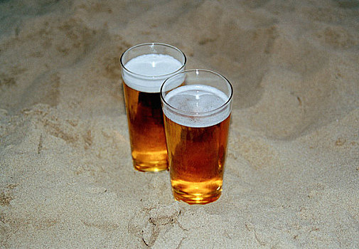 两个,玻璃杯,啤酒
