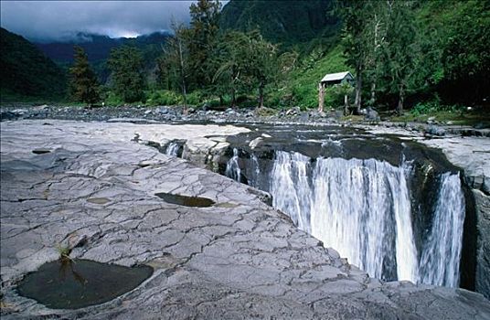 云,彩色,彩色照片,白天,流动,流水,法国,欧洲,横图,小屋,谷地,地中海国家,无人,户外,照片,留尼汪岛,石头,天空,树,水,瀑布,景色,旅游,旅行