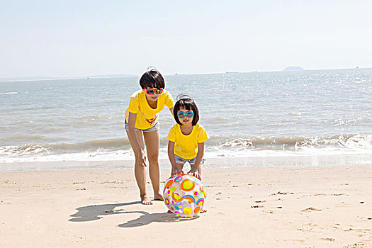 妈妈和女儿在沙滩玩耍