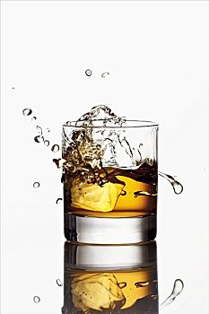 冰块,落下,玻璃杯,威士忌酒