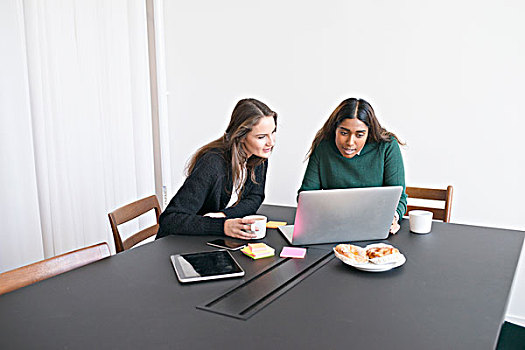两个女人,使用笔记本,办公室