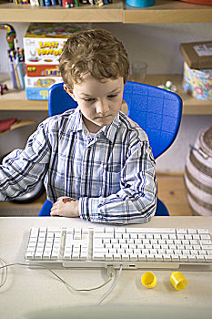 给,出生,电脑,键盘,序列,儿童,头像,孩子,5-7岁,专注,休闲,爱好,兴趣,照料,室内,在家,数据输入