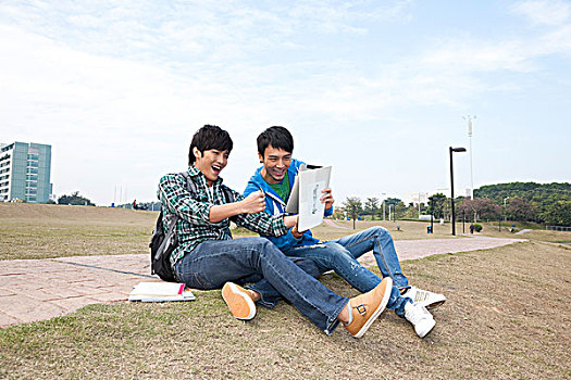 年轻大学生在公园郊游