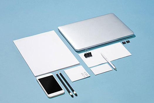 笔记本电脑,笔,电话,记事本,留白,显示屏,桌上