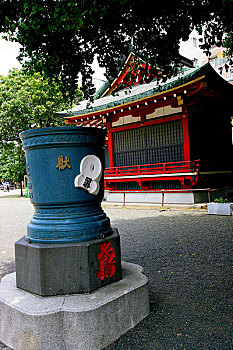 东京浅草寺浅草神社洗手亭,所有人在参拜神灵之前,必须得先洗手和漱口