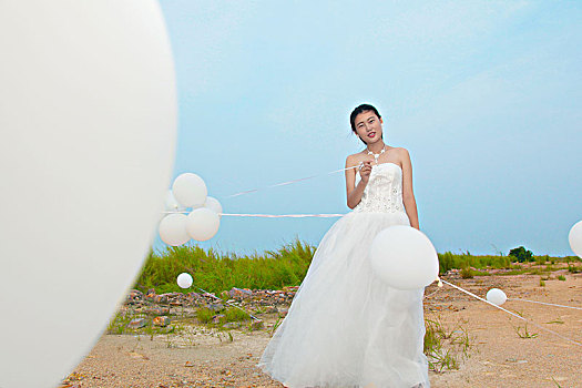 户外白色气球与少女