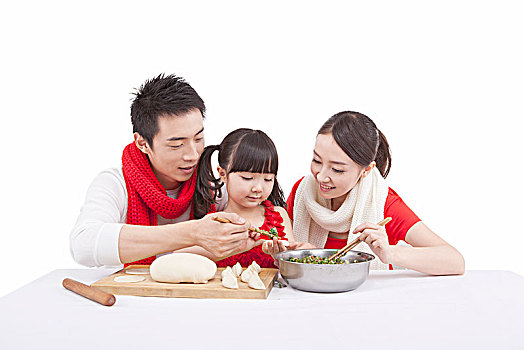 一家三口包饺子庆祝春节