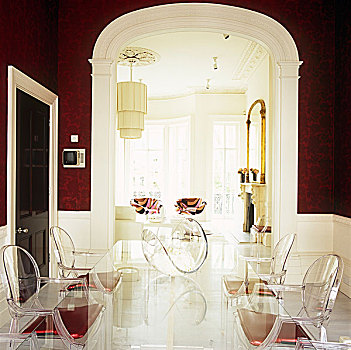 玻璃,餐桌,椅子,暗色,红色,餐厅,靠近,客厅,拱道