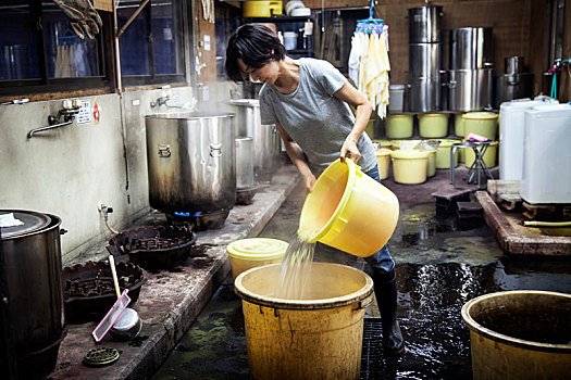 日本人,女人,工作,纺织品,植物,染色,工作间,倒出,热,水,黄色,塑料制品,桶