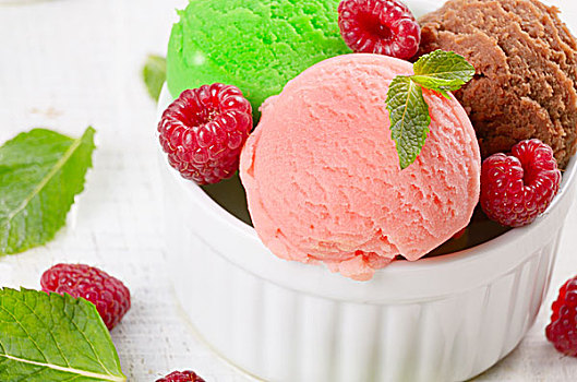 三个,冰淇淋球,树莓,白色背景,盘子
