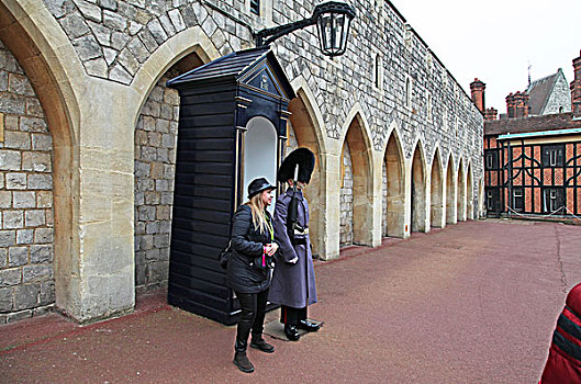 温莎城堡下区主要是城堡的出入口,温莎堡下区的卫兵