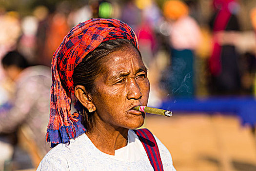掸邦,女人,吸烟,市场,旋转,茵莱湖,缅甸,亚洲