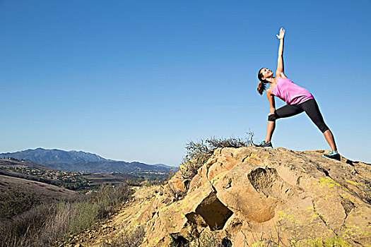 女人,练习,瑜伽姿势,山,橡树,加利福尼亚,美国