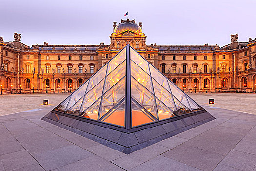 巴黎卢浮宫金字塔特写