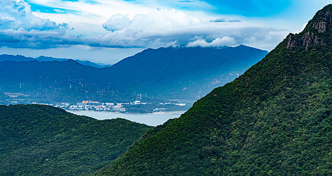 航拍深圳第二高峰七娘山群峰与大鹏海湾风光