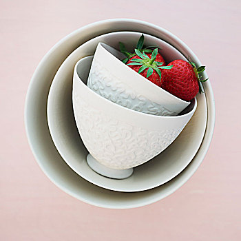 两个,草莓,白色,颠倒,陶瓷,碗