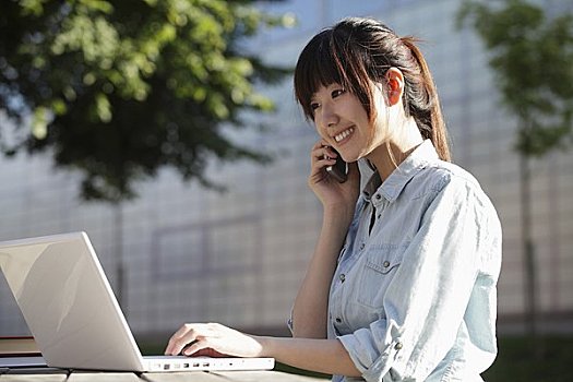 亚洲女性,工作,笔记本电脑,交谈,打电话,户外