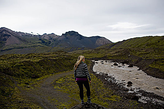 后视图,中年,女人,河,看,山脉,冰岛