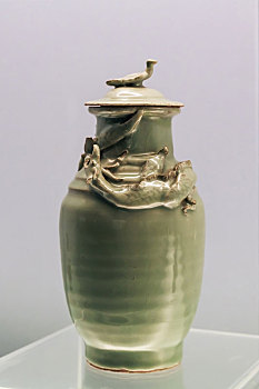 上海博物馆藏南宋龙泉窑青釉堆塑蟠龙盖瓶