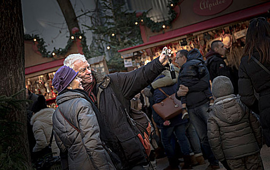 老年夫妇,快照,传统,圣诞市场,博尔查诺,省,南蒂罗尔,特兰迪诺,意大利,欧洲