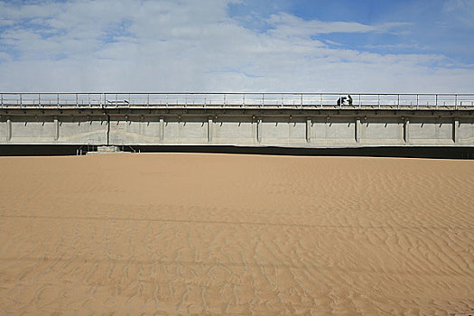 青藏铁路安多至措那湖之间桥梁已经被流动的沙子掩盖了部分桥墩