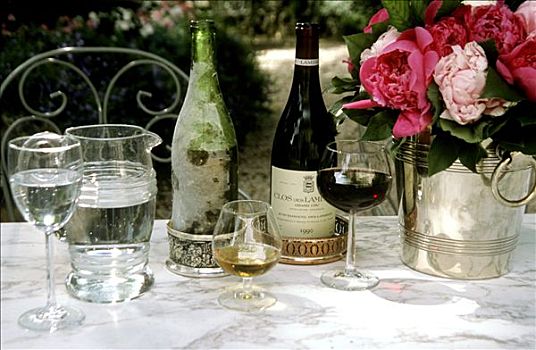 葡萄酒,干邑白兰地,水,牡丹,桌上,户外