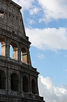 罗马圆形竞技场侧立面和云朵