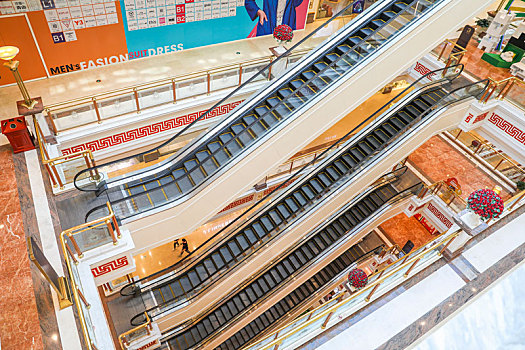 购物广场中庭的自动扶梯