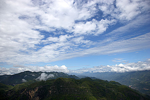 巫溪云台山云雾缭绕下的群山