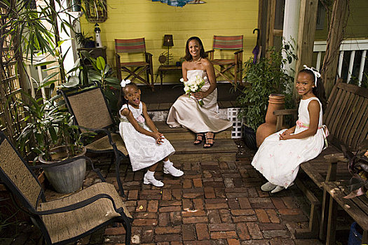 肖像,高兴,美国黑人,新娘,拿着,花束,坐,户外,内庭,花,女孩,结婚日