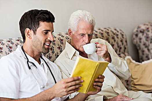医护人员,老人,读,书本,老年之家
