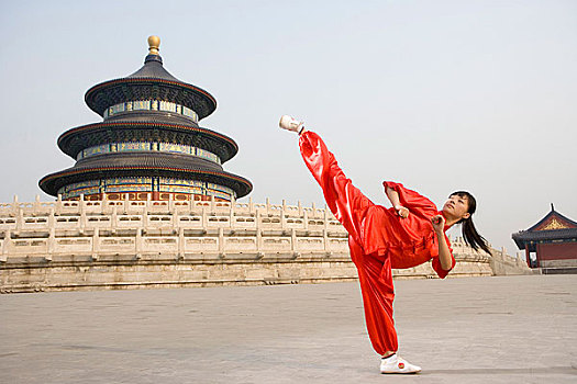 中国武术--一名女武术运动员在天坛祈年殿前练武术