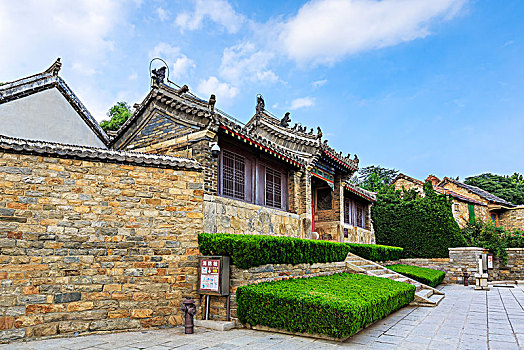 刘公岛石头墙灰瓦挑檐传统建筑
