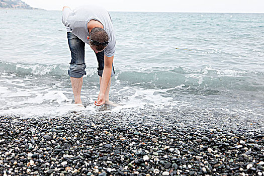 男人,收集,鹅卵石,岩石,海滩
