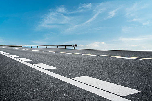 公路广场地砖和天空云彩