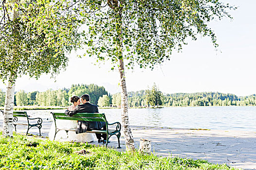 后视图,新娘新郎,坐,河边,公园长椅