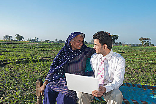 商务人士,坐,土地,靠近,母亲,笔记本电脑,印度
