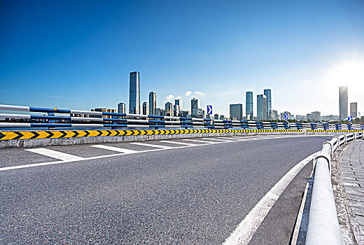 高速公路与城市天际线