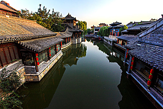 台儿庄运河古城中的建筑与水面