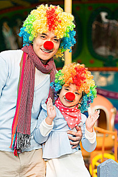 父女在游乐园扮小丑