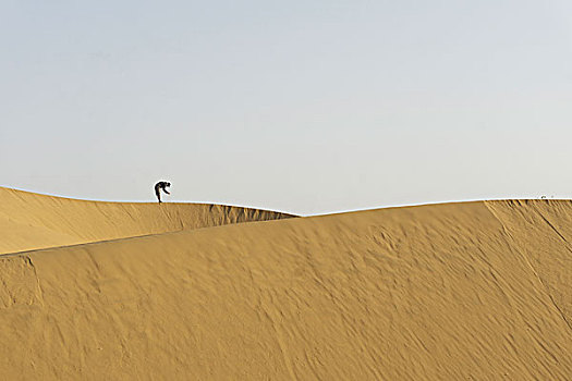 一个人,沙漠
