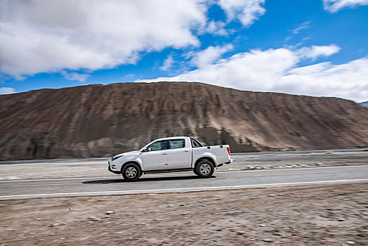 行驶在新疆帕米尔高原g314国道公路上的皮卡车
